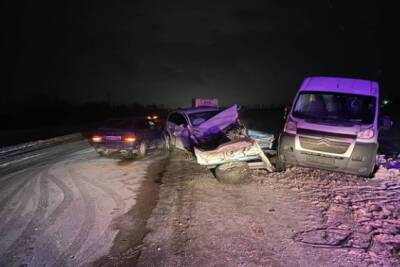 На трассе в Башкирии столкнулись автомобиля: пострадали двое взрослых и двое детей