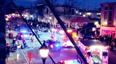 В США на рождественском параде внедорожник въехал в толпу людей: есть жертвы