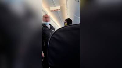 Израильтянин устроил дебош на борту самолета из-за замечания стюардессы