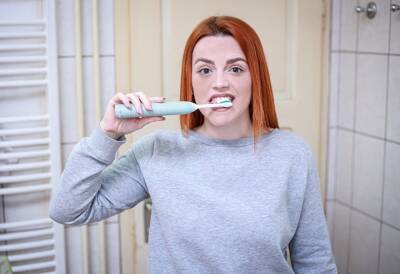 Эксперты рассказали, как правильно чистить зубы - vm.ru
