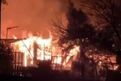 В Хостинском районе Сочи сгорел жилой барак