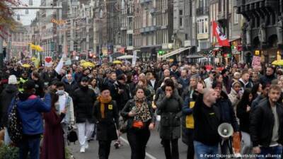 В Европе прошли масштабные протесты против ограничений в связи с пандемией COVID-19. ВИДЕО