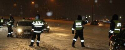 В Красноярске инспектор ДПС дубинкой разбил стекло на автомобиле нарушителя ПДД