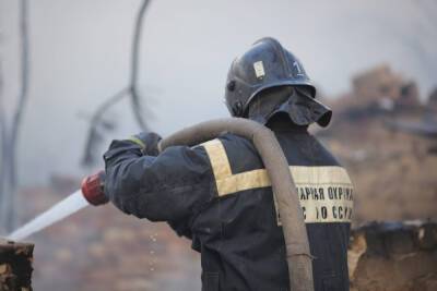 В Астрахани пожарный в свой выходной спас из горящей квартиры двух человек
