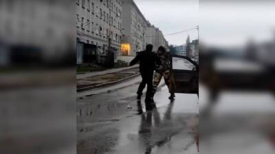 Воронежцы устроили драку на проезжей части: появилось видео