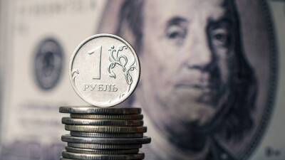 Курс доллара поднялся выше 74 рублей впервые с конца августа