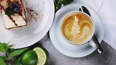 Употребление чая и кофе способствует профилактике деменции и инсульта