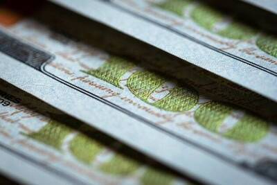 Курс доллара расчетами "завтра" в ходе торгов поднялся до 74,04 рубля впервые с 27 августа