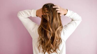 Трихолог назвала главные причины выпадения волос у мужчин и женщин - vm.ru