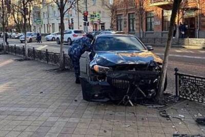 Молодой человек на иномарке снёс ограждение на улице Красной в Краснодаре