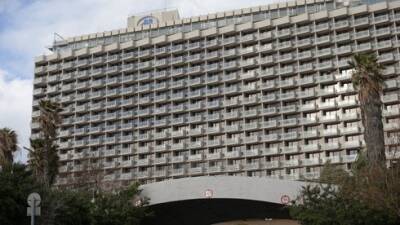 Отель "Хилтон" в Тель-Авиве подал в суд на страховую компанию "Харэль", требуя возместить потери от коронавируса