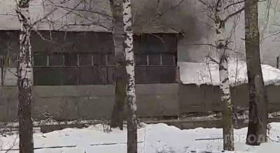 В Новочебоксарске на территории бывшего завода случился пожар в ангаре: "Видимо, КамАЗ какой-то горит"