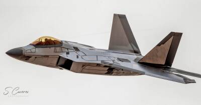На фото попал испытательный истребитель F-22 Raptor с "зеркальным" покрытием