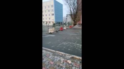 Водители объезжают перекрытую Комсомольскую по тротуару