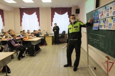 Военнослужащие Пермского военного института Росгвардии присоединились к акции «Соблюдение ПДД — залог безопасности на дорогах»