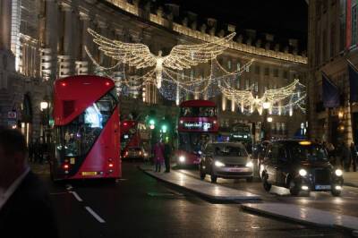 В Лондоне включили рождественскую подсветку
