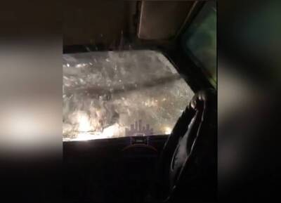 Полицейский в Красноярске разбил нарушителю ПДД окно на ВАЗе, водителя арестовали