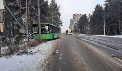 На Федюнинского тюменский автобус снёс дорожный знак