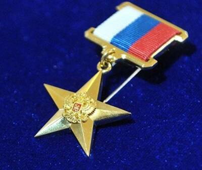 Путин разрешил ставить бронзовые бюсты по месту жительства Героев России и Героев труда