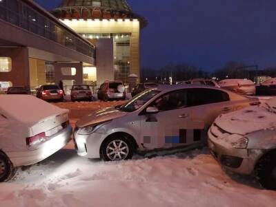 В Уфе водитель иномарки врезался в припаркованный автомобиль и сбил пешехода