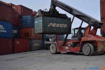 Сотни контейнеров все еще ждут получателей в порту Корсакова