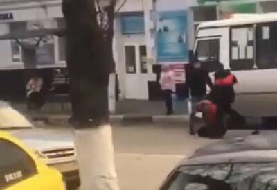 В Шахтах мужчина напал на водителя автобуса и избил его при свидетелях