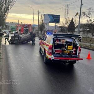 В Бердянске автомобиль врезался в дерево и перевернулся: есть пострадавше. Фото
