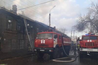 В центре Астрахани загорелся деревянный жилой дом