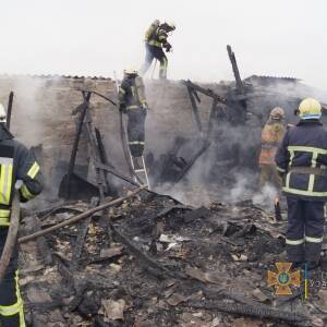 В Шевченковском районе Запорожья загорелся двухэтажный дом. Фото