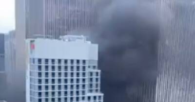 Строящееся здание загорелось между небоскребами в Нью-Йорке