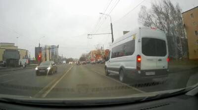 На улице Суворова водитель Ford Transit промчался на красный свет