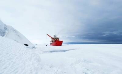 На Северном морском пути во льдах застряли шесть судов