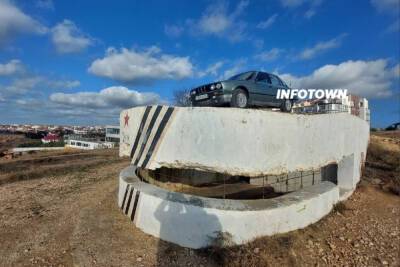 В Севастополе водитель припарковал BMW на крыше мемориального ДОТа