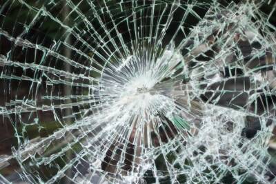 В Тверской области деревенский житель разбил частью коробки автомобильное стекло