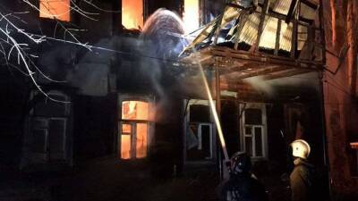 Два частных дома загорелись на площади 400 кв. м в Астрахани