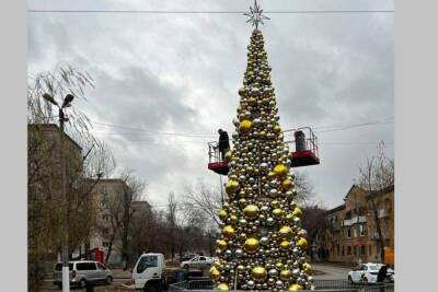 В Волгограде появилась новогодняя елка из шаров