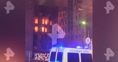 Горящий дореволюционный доходный дом в Петербурге частично обрушился