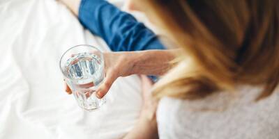 Опасно ли пить воду из стакана, который простоял на тумбочке всю ночь?