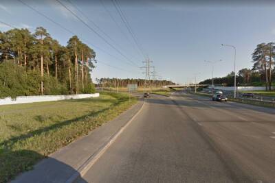 «Десятка» с признаками угона врезалась в столб в Екатеринбурге, водитель сбежал