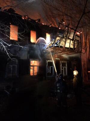 Крупный пожар на ул. Шаумяна в Астрахани тушили почти восемь часов