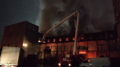 В Киеве более двух часов тушат пожар в здании на Дарнице
