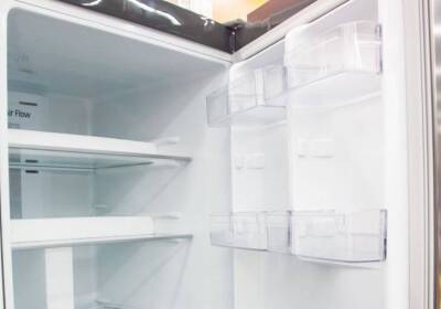 Чего нельзя делать при разморозке холодильника: эта ошибка может «убить» устройство