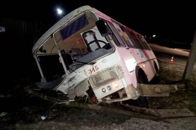 Появилось видео с места ДТП в Новгородском районе, где пассажирский автобус рухнул в кювет