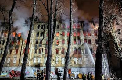 В Петербурге в старинном заброшенном доме произошел крупный пожар