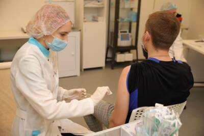 Россиян призывают сделать прививку от гриппа и COVID-19 до наступления зимы