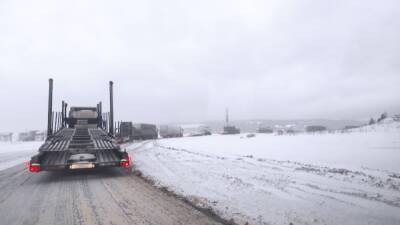 В Челябинской области на трассе М-5 коллапс из-за фур, которые не могут подняться в гору