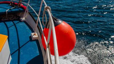 Семья из Новосибирска застряла на яхте в океане из-за коронавирусных ограничений