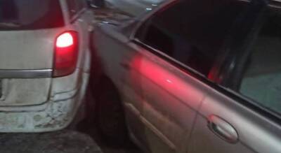 В Чувашии водитель иномарки врезался в припаркованный автомобиль и скрылся