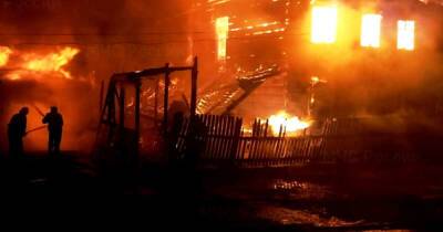 Не менее четырех человек погибли при пожаре под Костромой