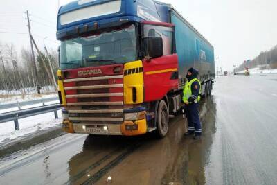 В Тюменской области заблокировано движение по федеральной трассе из-за аварии с фурой
